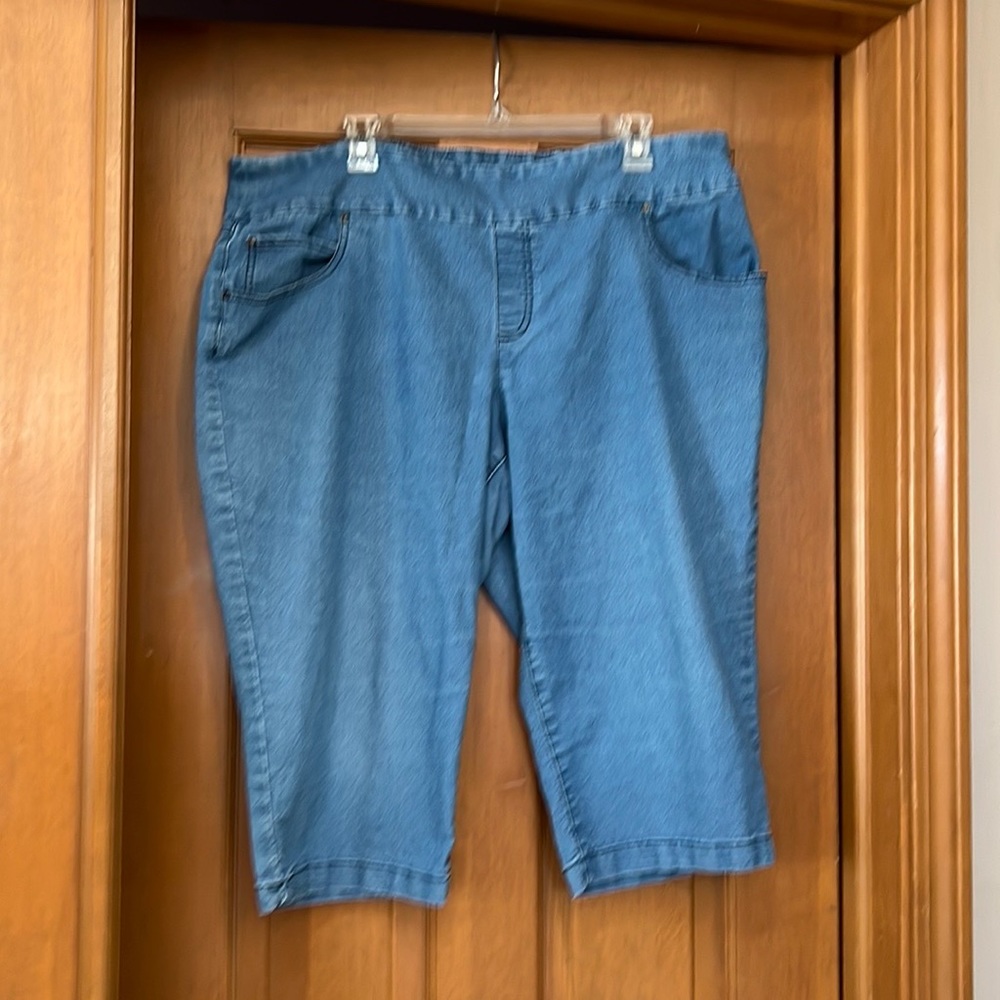 Light wash lightweight denim capri’s